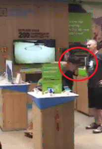 Singaporean Man Loses His Temper in Starhub, Kind Caucasian Gentleman Steps In to Rescue Abused Female Staff - World Of Buzz 2