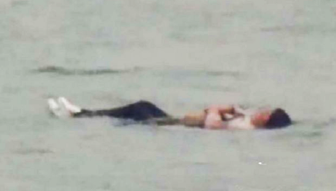 Suicidal Chinese Girl Jumps Into River, Saved By Her Own Weight And Awkwardly Floats On Surface - World Of Buzz 1