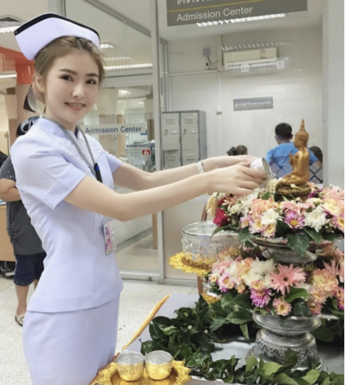 Beautiful Nurse In Thailand Cause Netizens To Suddenly