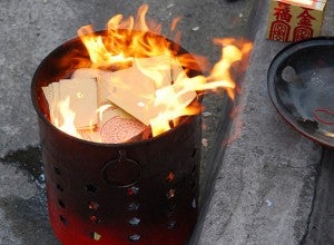 A City in China Bans Burning of Hell Notes to Curb Pollution - World Of Buzz 2