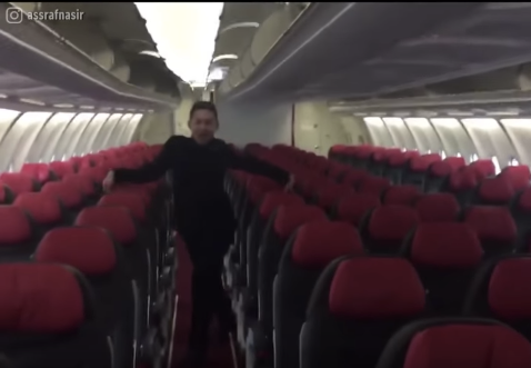 Air Asia Steward Dances To Britney Spears' "Toxic", Catches Tony Fernandes' Attention - World Of Buzz 2