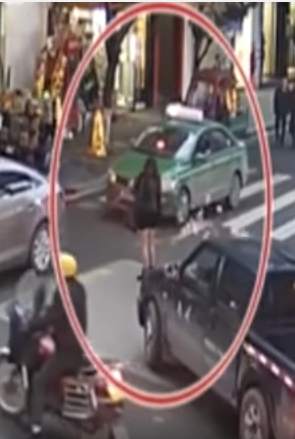CCTV Footage Shows Chinese Woman Throwing RM10,000 On The Street In Anger - World Of Buzz