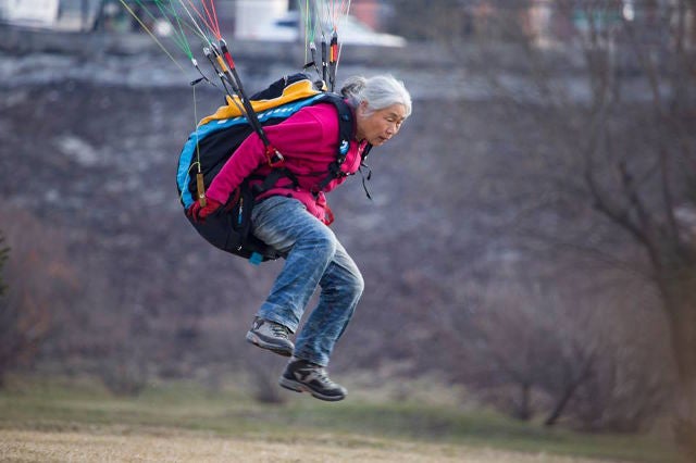 Paragliding Chinese Granny Flies Into Our Hearts - World Of Buzz 1