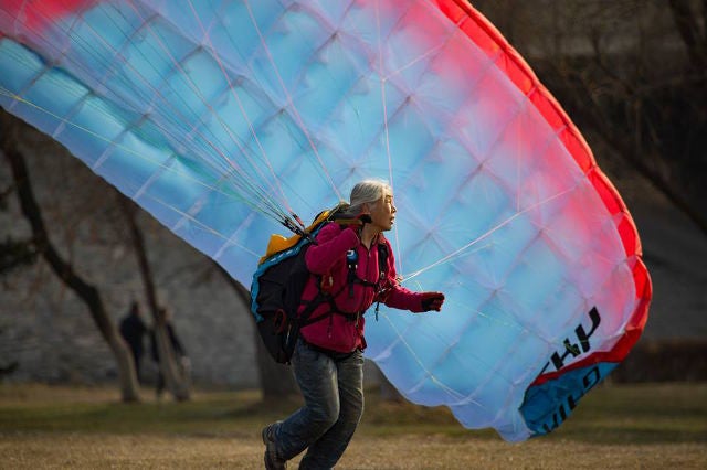 Paragliding Chinese Granny Flies Into Our Hearts - World Of Buzz