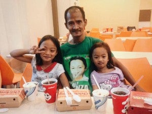 Poor Filipino Dad Displays Selfless Love By Forgoing Meal For His Daughters - World Of Buzz 4