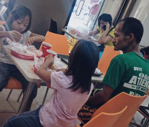 Poor Filipino Dad Displays Selfless Love By Forgoing Meal For His Daughters - World Of Buzz