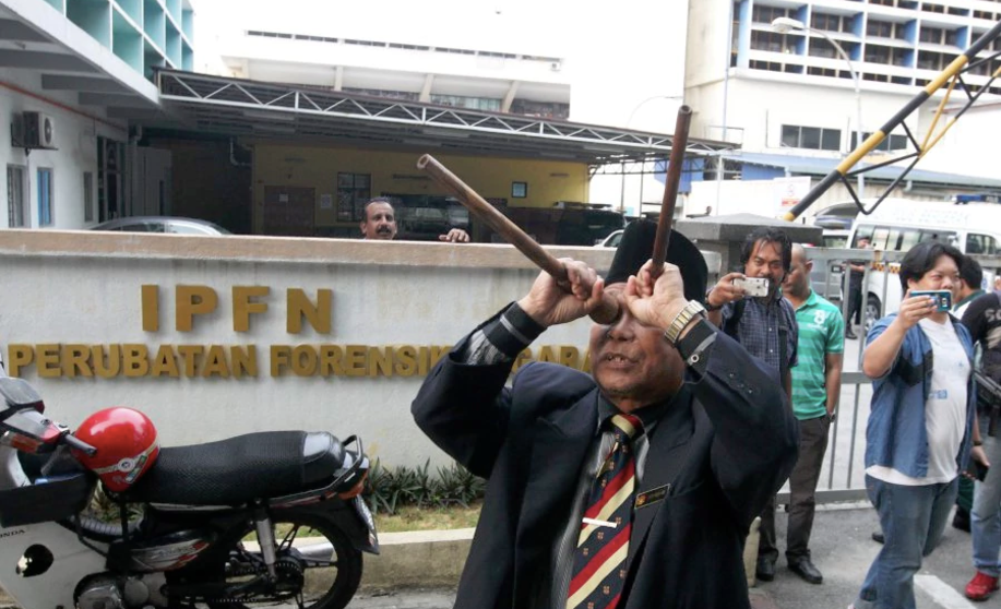 Raja Bomoh Performs Another Ritual, This Time Outside HKL - World Of Buzz 1