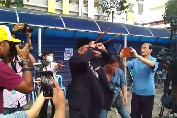 Raja Bomoh Performs Another Ritual, This Time Outside HKL - World Of Buzz