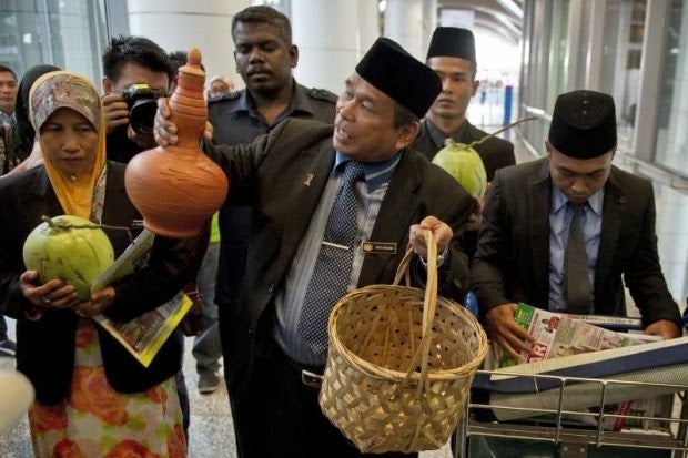 Raja Bomoh Sedunia Is Wanted By Jawi And Police For Tarnishing Islam's Image - World Of Buzz 2