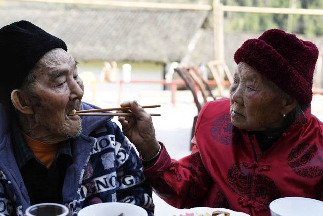 This Adorable Chinese Couple Spent EVERYDAY For 81 Years Together - World Of Buzz 8