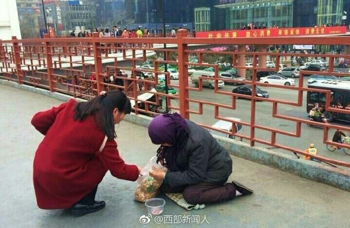 This Horrid Beggar from China Will Totally Piss You Off with What She Did - World Of Buzz 2