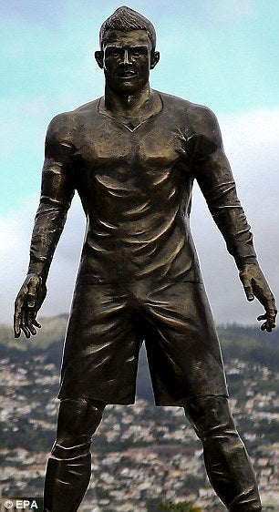 This Statue of Christiano Ronaldo has Netizens Laughing their Heads off - World Of Buzz 3