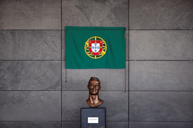 This Statue of Christiano Ronaldo has Netizens Laughing their Heads off - World Of Buzz