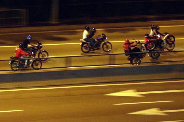 110 Mat Rempits Forced to Push Their Bikes for 5km by Police - World Of Buzz 1