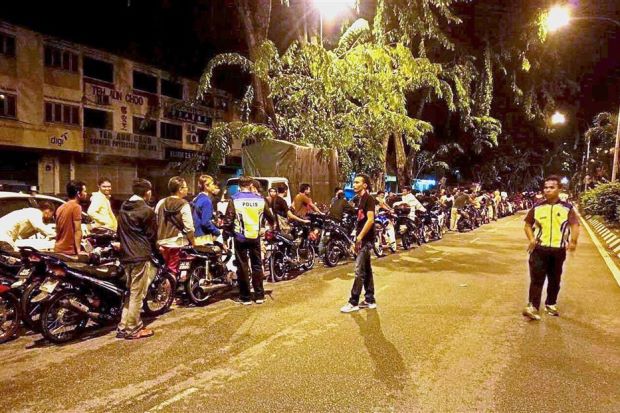 110 Mat Rempits Forced to Push Their Bikes for 5km by Police - World Of Buzz