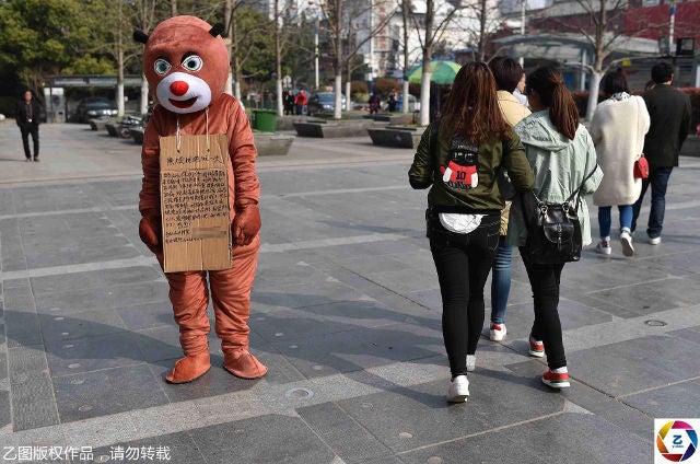 Chinese Man Sells "Bear Hugs" to Raise Money for Son's Cancer Treatment - World Of Buzz 3