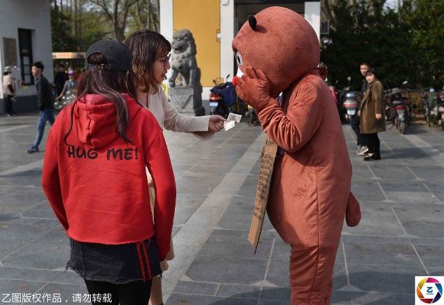 Chinese Man Sells &Quot;Bear Hugs&Quot; To Raise Money For Son's Cancer Treatment - World Of Buzz 4
