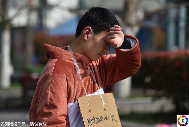 Chinese Man Sells &Quot;Bear Hugs&Quot; To Raise Money For Son's Cancer Treatment - World Of Buzz 5