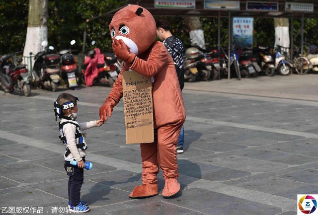 Chinese Man Sells "Bear Hugs" to Raise Money for Son's Cancer Treatment - World Of Buzz 6