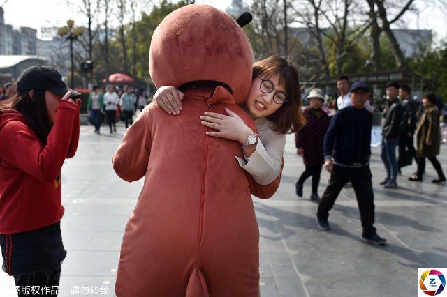 Chinese Man Sells "Bear Hugs" to Raise Money for Son's Cancer Treatment - World Of Buzz
