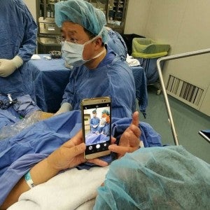 Chinese Woman Plays with her Phone While Undergoing Surgery - World Of Buzz 1