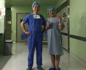 Chinese Woman Plays with her Phone While Undergoing Surgery - World Of Buzz 2
