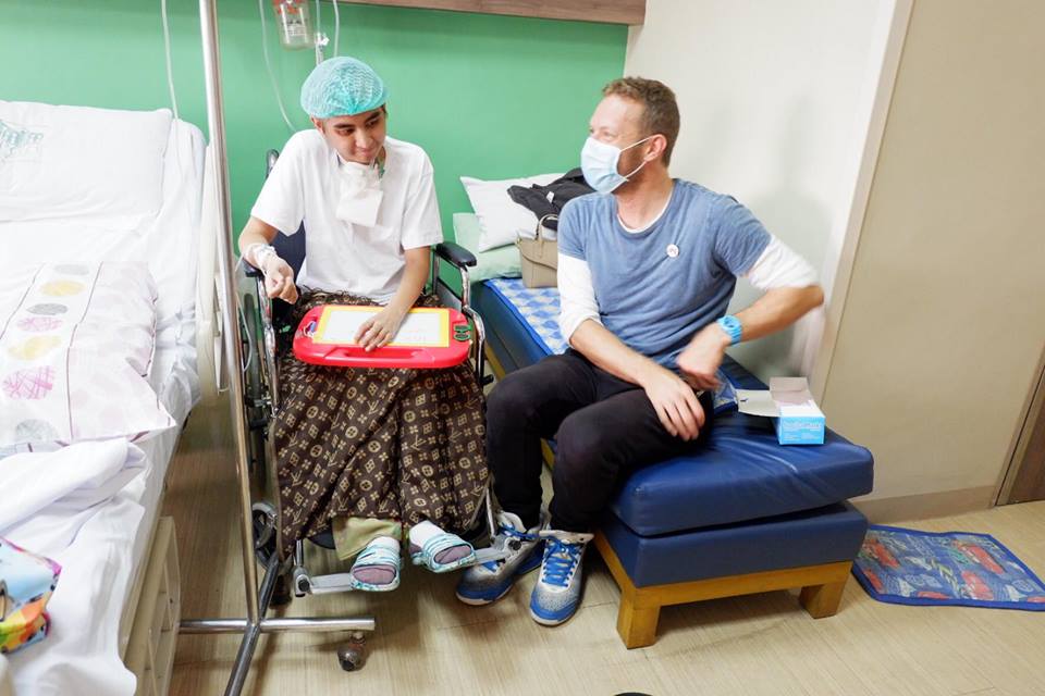 Coldplay's Chris Martin Pays Surprise Visit To Cancer Stricken Fan In Manila - World Of Buzz 2