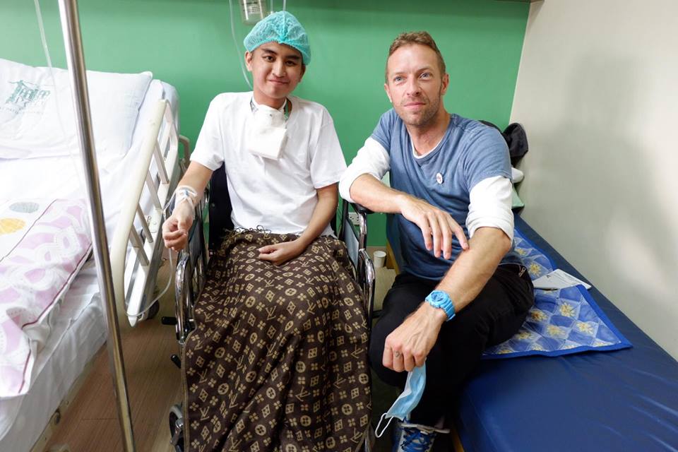 Coldplay's Chris Martin Pays Surprise Visit To Cancer Stricken Fan In Manila - World Of Buzz