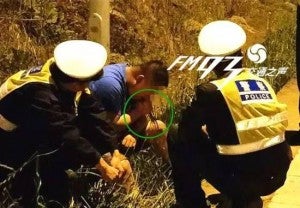 Drunk Chinese Man Tries to Sober Up by Pulling and Eating Grass from Roadside - World Of Buzz 1