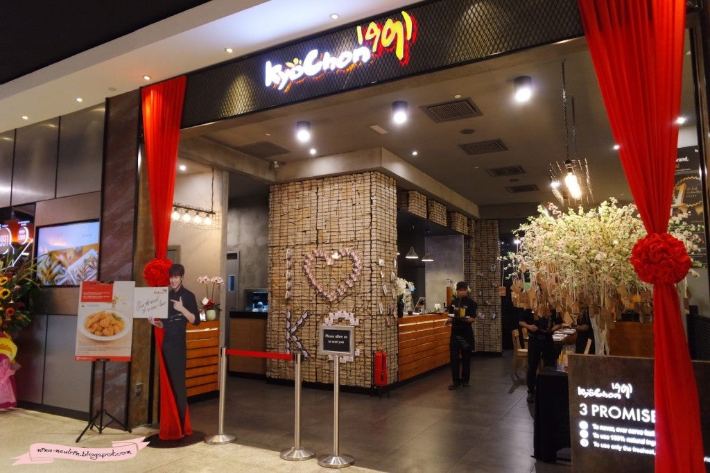 Immigration Officers Detained Pavilion Kyochon's Foreign Staff, Even Though They Had Legal Permits - World Of Buzz 2