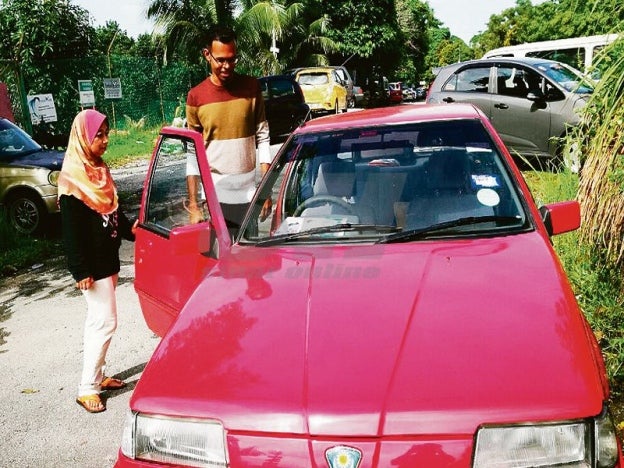 Local Social Activist Connects Kind Man to Needy Family Who Sold His Car for Only 10 Sens - World Of Buzz 2
