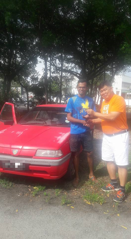 Local Social Activist Connects Kind Man to Needy Family Who Sold His Car for Only 10 Sens - World Of Buzz 4