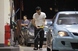 Malaysian Government Says New Weekly Pricing System Will Not Allow Fuel Discounts For Now - World Of Buzz