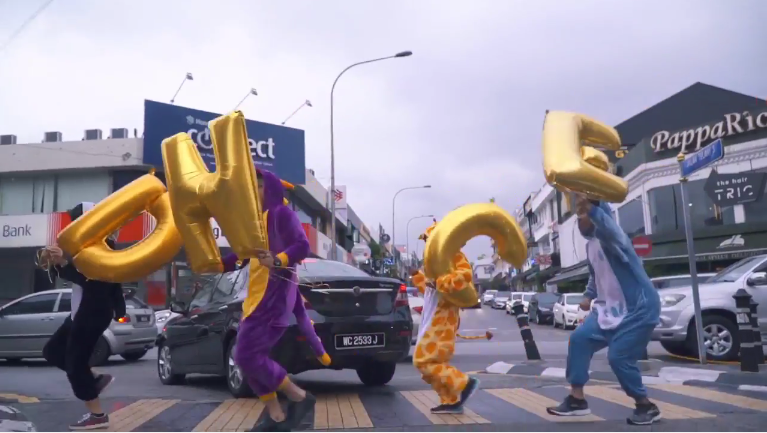 Malaysians Throw Surprise Dance Parties for Random Strangers, Gets Hilarious Reactions - World Of Buzz 1