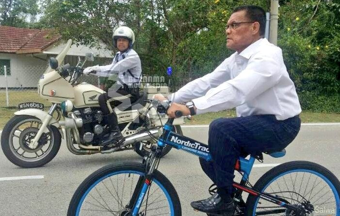 Pahang MB Rides Bicycle on Road and Causes Massive Traffic Jam - World Of Buzz 1