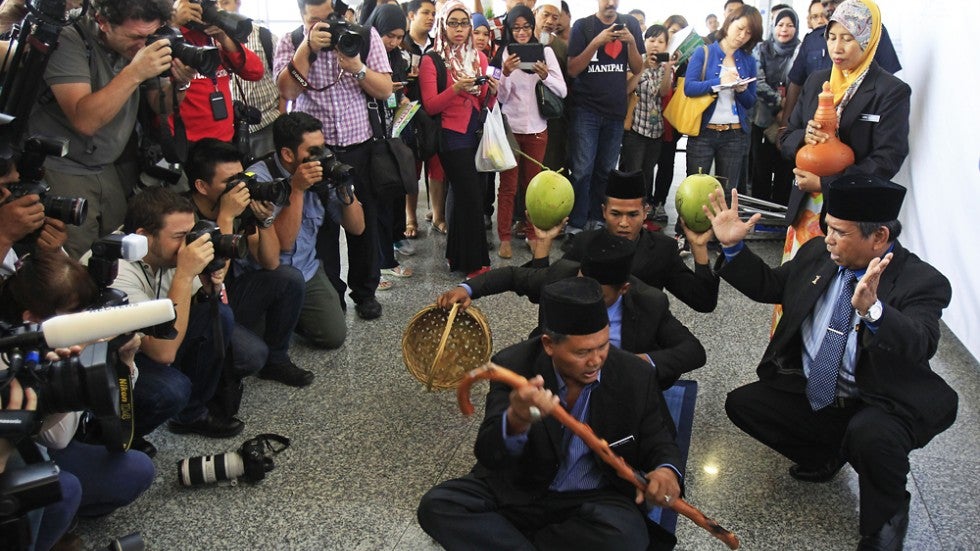Police Tracked Down Raja Bomoh Sedunia, Brings Him In for Questioning - World Of Buzz 2