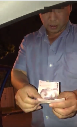Rude Singaporean Man Tries to Show Off to Taxi Driver by Flashing 1,000 SGD Notes - World Of Buzz 2