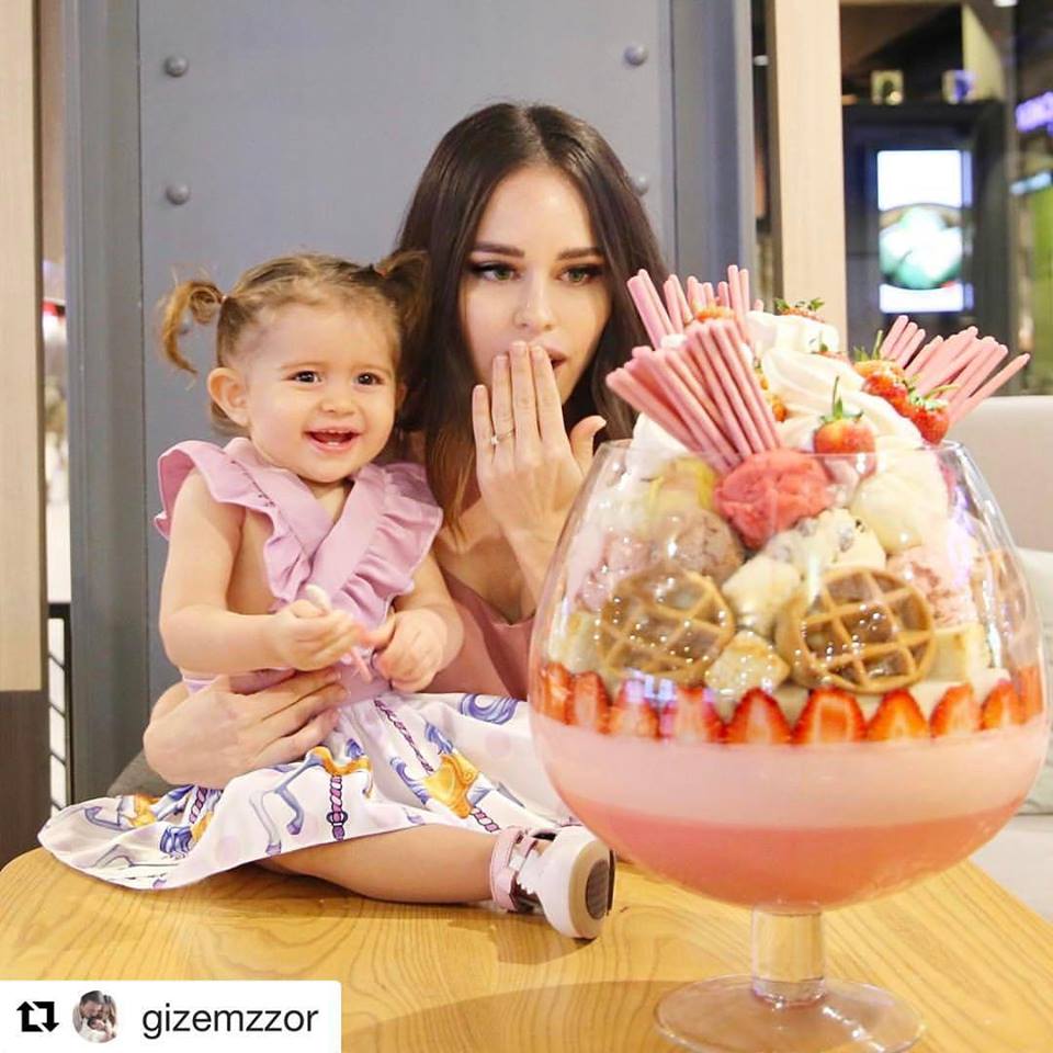 This Huge Dessert Made of 22 Scoops of Ice Cream in Bangkok is Amazing - World Of Buzz 3