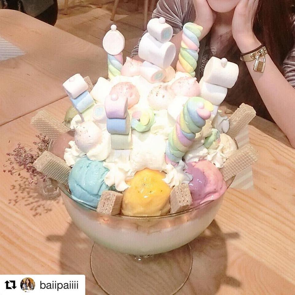 This Huge Dessert Made of 22 Scoops of Ice Cream in Bangkok is Amazing - World Of Buzz 6