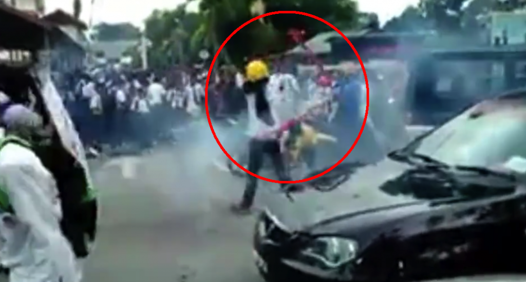 Video of Malaysian Gang Wreaking Havoc in Front of a School Goes Viral - World Of Buzz 1