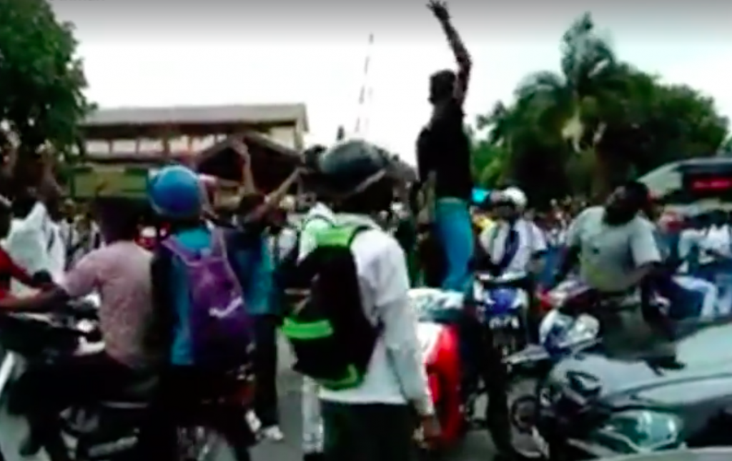 Video of Malaysian Gang Wreaking Havoc in Front of a School Goes Viral - World Of Buzz 4