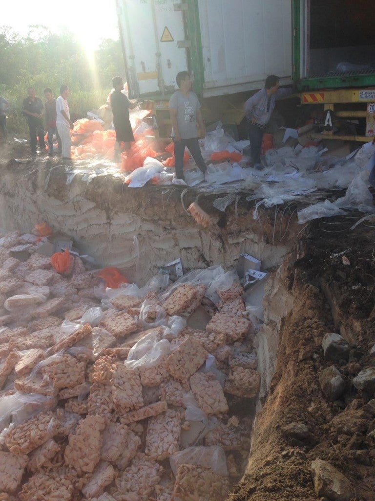 Villagers In Sibu Digging Up Chicken Wings Buried Underground Four Days Ago - World Of Buzz