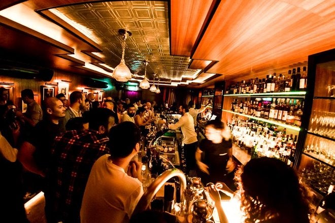 10 Hidden Bars to Visit in Singapore for the Ultimate Drinking Experience - World Of Buzz 8