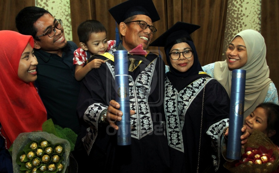Adorable Senior Couple from Perak Just Graduated from University Together - World Of Buzz 1