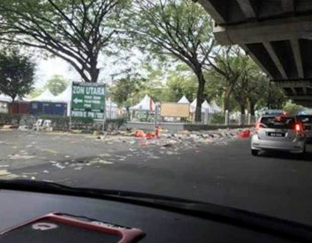 Area Near Bukit Jalil Stadium Covered in Litter After UMNO Anniversary Celebration - World Of Buzz 8