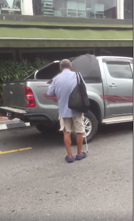 Blind Man Goes Around Klang Valley Blocking the Road and Blackmails Drivers Asking Him to Move - World Of Buzz 3
