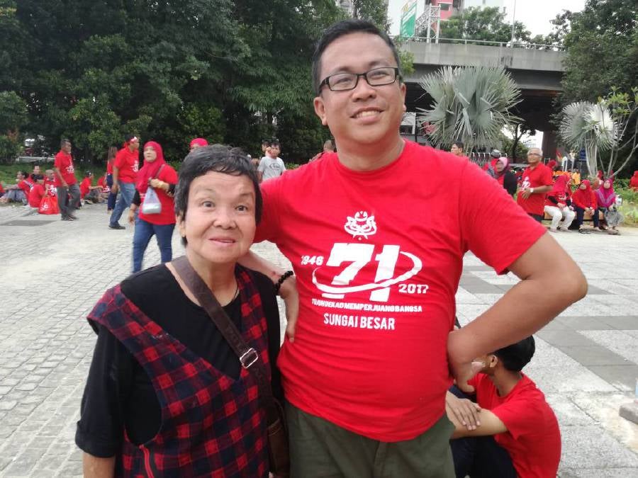 Chinese Mother and Son Attend UMNO's 71st Anniversary - World Of Buzz 1