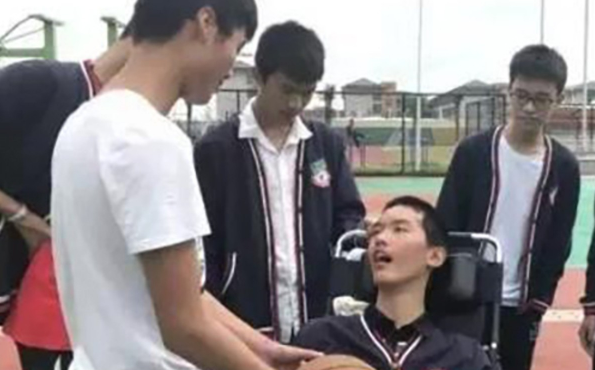 Chinese Teacher Talked To Student In Coma Every Day Until He Woke Up - World Of Buzz 1
