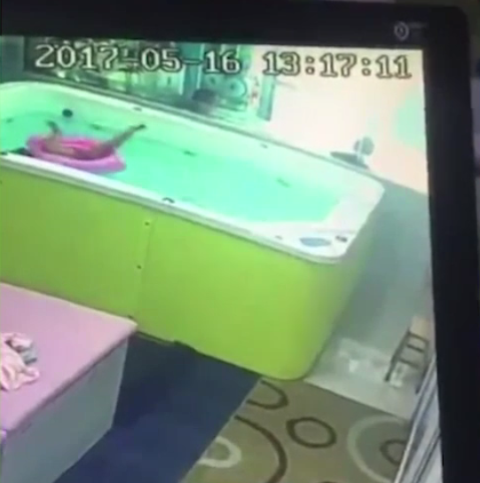 Chinese Toddler Nearly Drowns in Swimming Pool Despite Wearing Floatation Device - World Of Buzz 1