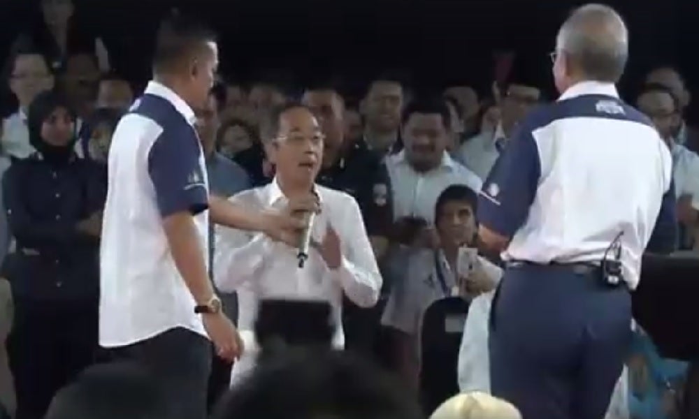 Film Producer Gets Slapped in Front of PM Najib During a Conference - World Of Buzz 2